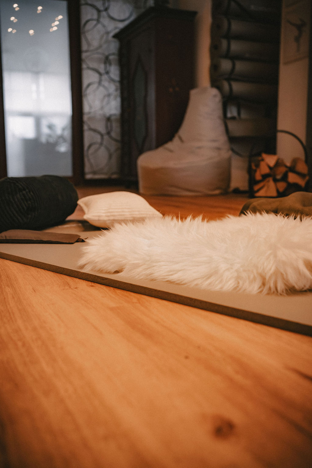 Gemütlicher Raum mit Holzboden, dekorativer Decke und Sitzbereich.