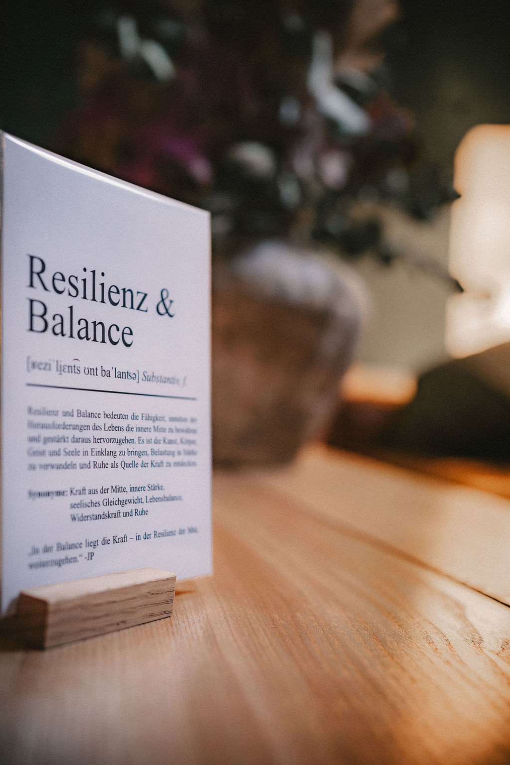 Eine Broschüre mit dem Titel "Resilience & Balance" steht auf einem Tisch.