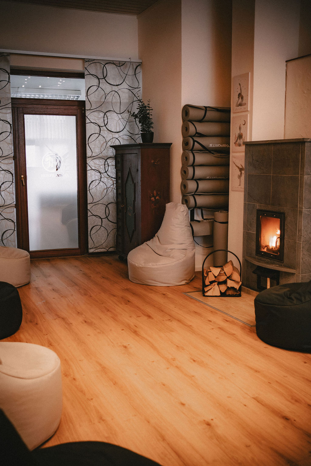 Bequeme Sitzsäcke in einem hellen Raum mit Kamin und Holzregal.