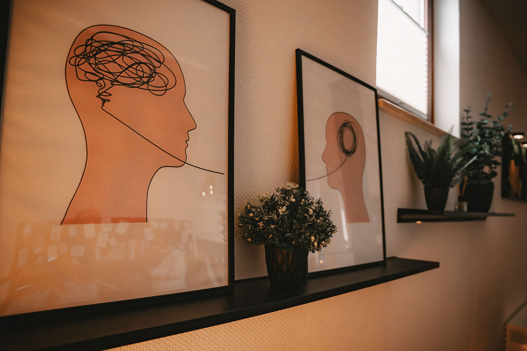 Zwei gerahmte Illustrationen von Köpfen mit Gehirn und Gedankenverbindungen, daneben Pflanzen.